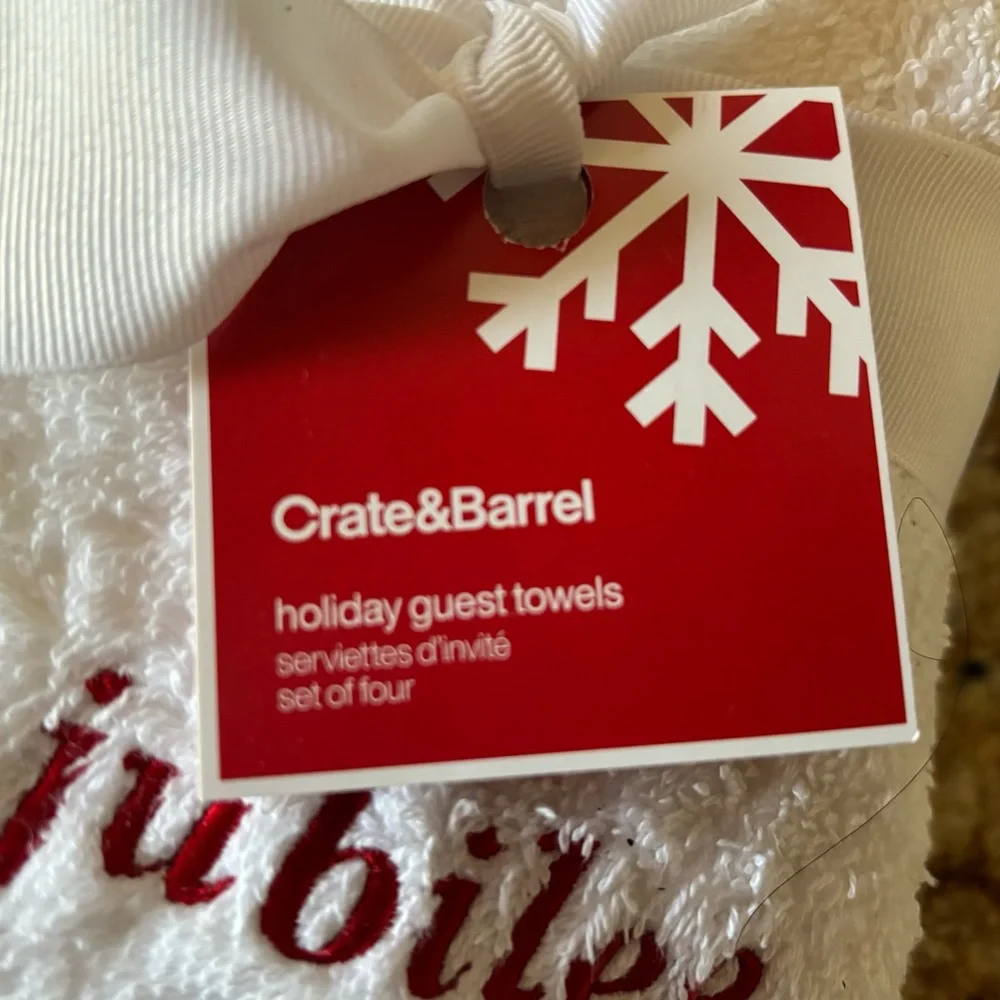 Christmas NWT Crate&Barrel white set of 4 hostess guest towels